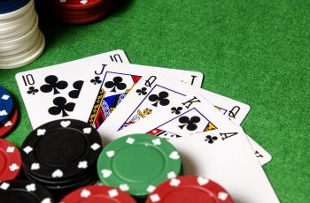 Có tồn tại cách đánh đúng trong game Poker hay không